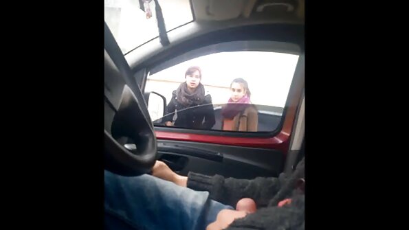Šviesiaplaukė, kuri mėgsta traukti gaidį, įsuka vieną į savo storą užpakalį