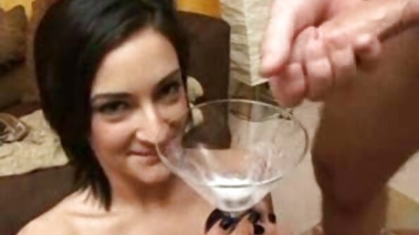 Surišta blondinė yra analiai pakliuvusi ir stimuliuojama su Hitachi
