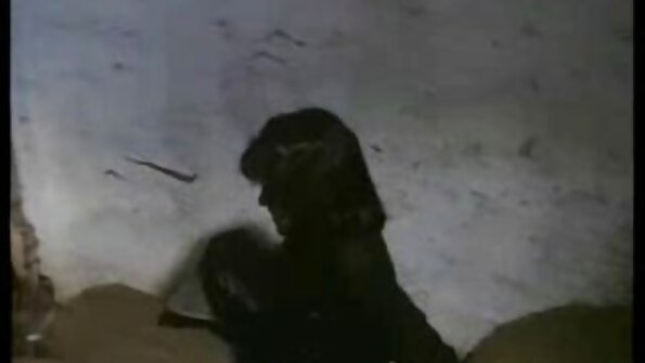 Nuplikęs bruiseris įsmeigia liesą Azijos merginą šalia arkadinio žaidimo