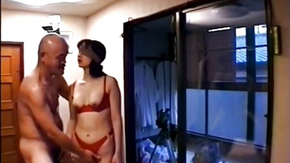 Šviesiaplaukė karštoji Cherry Kiss užsiima analiniu seksu su ponu BigFatDicku