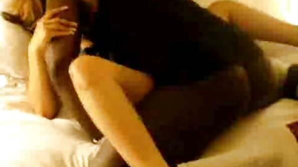 Juodmedžio jauniklis Brixley Benz čiulpia gaidį prieš analinį seksą